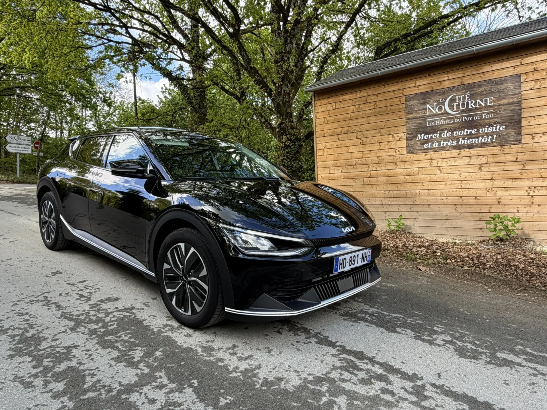 VTC Nantes vers Puy du Fou - Transfert Aéroport Transfert VTC privé entre l'Aéroport de Nantes Atlantique et La Cité Nocturne du Puy du Fou - Véhicule électrique haut de gamme.